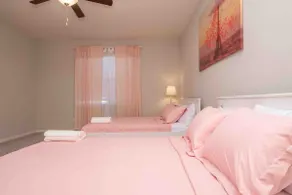 Spacious, Modern, 2 KING beds FREE Wi-Fi & parking - Image 2