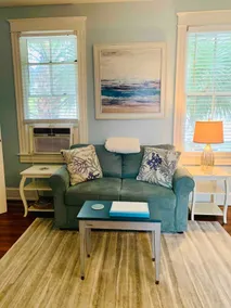 Charming upper unit @ The Grove/Walk everywhere - Image 4