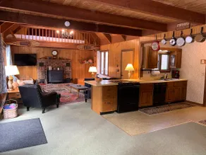 Classic Chalet w/Hot tub + king beds, Mtn 5 mins - Image 4