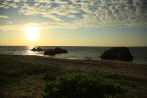 Live with the sea. 5 seconds to the beach, barefoot. Rent the entire building for a free stay. Villa Kukuru - Image 4