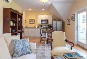 Cliffside Guesthouse in Mystic Historic District - Image 3