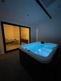 Lovely apartment with a hot tub and terrace - Image 2