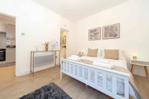 Kensington Prime Modern luxury flat w/patio - Image 2