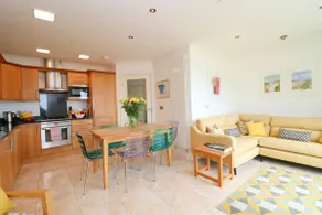Beachside apartment, sea views - Image 4