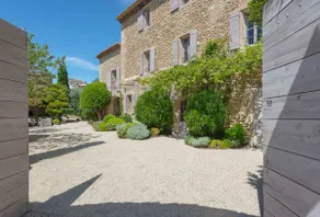lyse hus med have, landsbyens centrum, se på Luberon. - Image 2