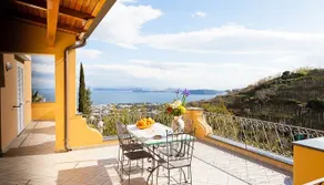 Villa with pool and sea view - Image 2