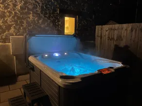 Hele Manor Barn, hot tub, large garden for dogs - Image 2