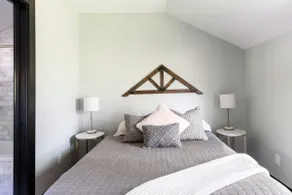 Chic, Luxurious Carriage House in Ideal Location - Image 5