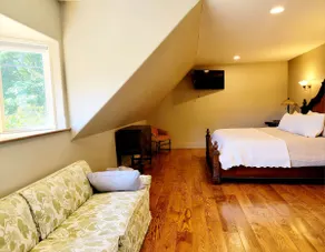 Vintage Poulsbo Apartment with Bay views - Image 3