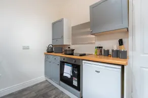 The Miracle Spacious 2 Bedroom 3 Beds Central Hull - Image 3