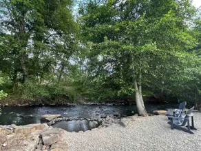 Creekside Retreat Close to Town - Image 3