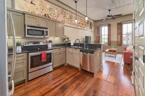 The ”Jacob Reid” Room Historic Downtown Apt - Image 4