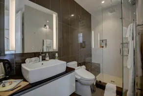 Serenity garden suite with shared saltwater pool - Image 4