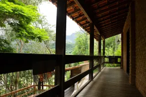 Cozy retreat overlooking the mountains - Image 3