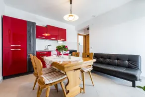 Seaview Apartment 4 with beach path - Image 4