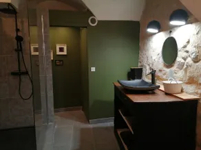 Atypical studio with vaults and exposed stones - Image 4