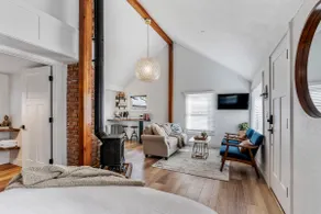 Stay 208: Gorgeous renovated modern farmhouse cottage - Image 5