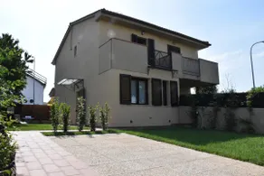 Seaside house with private garden - Image 2