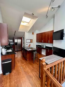 Hidden Gem - 3 Story House & Pet Friendly! - Image 4