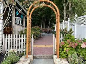 In town Cozy-Cottage-Glam w/ Fab backyard 2bd/2B - Image 2