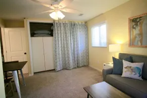Rainbow Guesthouse🌈 Old Town Charm * Hot Tub/Sauna - Image 4