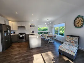 Guesthouse with hot tub and private entry - Image 3