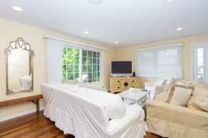 Beautiful Beach House with Large Swimming Pool in Ocean Beach - Image 3