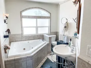 #7 Jacuzzi tub|Balcony| Historic Downtown suite - Image 5