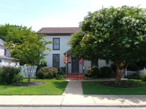 Waterfront home by Yachtyard, walk to downtown! - Image 2