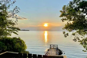 Cheerful 2-bdrm cottage 2 minute walk to the lake - Image 2