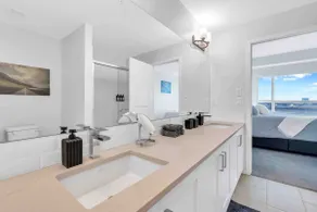 Beautiful & Modern 2 Bed-Airport Suite w/ Parking! - Image 3