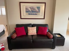 Sunny 1 Bedroom City Apartment with Rooftop Pool - Image 4