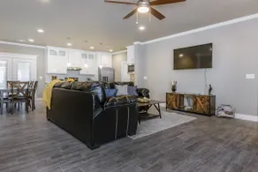 Beautifully Decorated New Home, King Bed, Washer/Dryer & Fully Stocked Kitchen - Image 5
