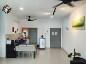 Midtown Comfort Apt: Free Netflix, WiFi & Parking - Image 5