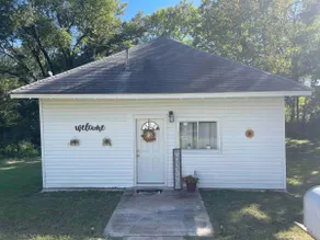 Newly remodeled 5 bedroom home in town, sleep 10. - Image 2