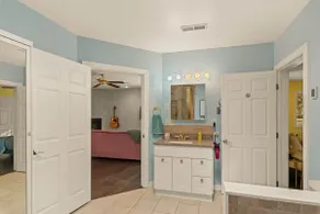 Quiet, Beautiful One Bedroom - Image 2