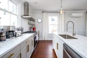 * Award-Winning Renovation * Ideal Location * - Image 4