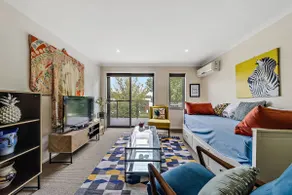 Gorgeous sunkissed apartment with quiet leafy view - Image 5