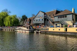 Cosy Retreat / River View + FREE Parking / Nr Town - Image 3