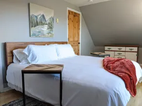 Big Views, Hot Tub, Dog Friendly, 5min to BR - Image 2