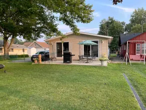 Lakefront Retro Cottage - Image 3