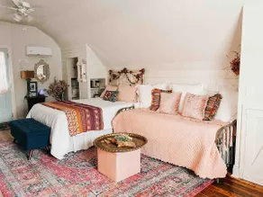 The Red Barn Loft - Charming Getaway in Nashville - Image 2