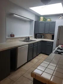 Convenient, close to shops restaurants and more - Image 4