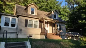3-bedroom house with pool next to stream & river - Image 4