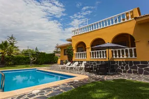 Spacious villa with large pool and garden - Image 4