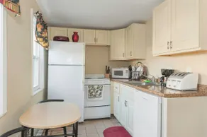 Spacious Home w/ Free 2 car parking - Image 5