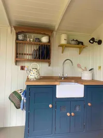 Luxury shepherds hut accommodation near Stonehenge - Image 5