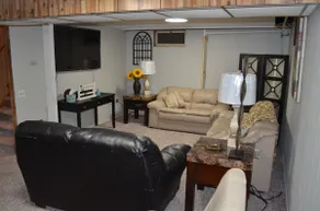 The Farmhouse...only in town! - Image 2