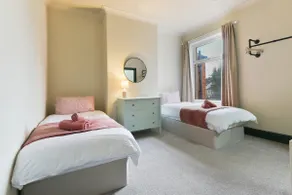Spacious House | Ideal for Groups | Free Parking - Image 5