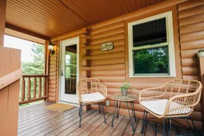 Cozy 2 Bedroom Cabin with Hot Tub - Image 4